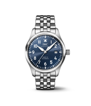 IWC Pilot’s Watch Mark XX IW328204 con cassa in acciaio 40 mm e quadrante blu sunburst con numeri arabi luminescenti.