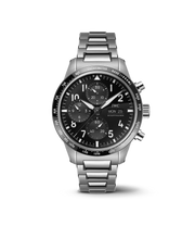 IWC Pilot’s Watch Performance Chronograph 41 AMG IW388304 con cassa in titanio 41 mm e quadrante nero opaco con indici luminescenti.