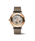 Load image into Gallery viewer, Dettaglio quadrante argentato con indici e lancette in oro rosso e diamanti sulla lunetta.
