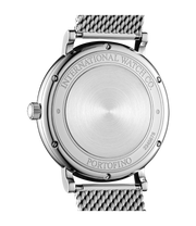 Dettaglio quadrante argentato con lancette a foglia e datario a ore 3.