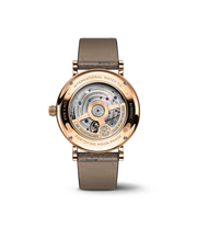 Dettaglio quadrante argentato con fasi lunari, indici romani e lancette placcate oro.