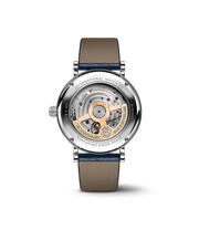 Dettaglio quadrante blu con indici romani e lancette placcate oro, funzione fasi lunari.