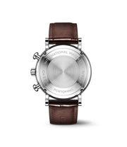 Dettaglio quadrante grigio con contatori cronografici e indici eleganti.