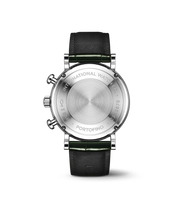 Dettaglio quadrante verde con lancette e indici rodiati e due contatori a ore 6 e 12.