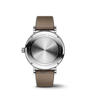 Dettaglio quadrante argentato con lancetta blu della data saltante nel contatore a ore 6.