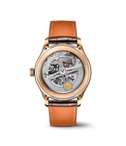 Dettaglio quadrante argentato con lancette e numeri applicati in oro rosso.