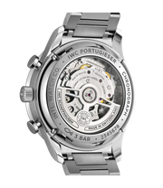 Dettaglio quadrante argentato con contatori cronografici e lancette azzurrate.