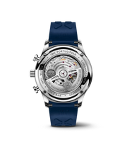 Dettaglio quadrante bianco con contatori cronografici blu e lancette azzurrate.