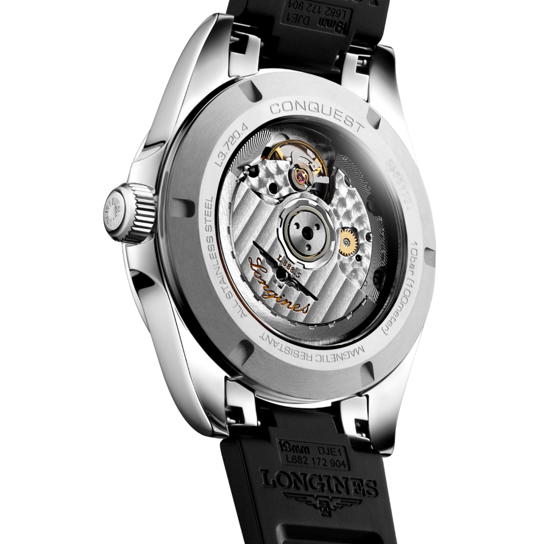 Vista laterale del Longines Conquest L37204529 evidenziando la cassa in acciaio, corona avvitata, cinturino in caucciù nero con chiusura deployante di sicurezza e vetro zaffiro antigraffio.
