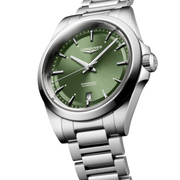 Il Longines Conquest L3.720.4.02.6 è un orologio automatico da 38 mm con cassa e bracciale in acciaio inossidabile, caratterizzato da un elegante quadrante verde sunray con indici applicati e lancette argentate luminescenti Swiss Super-LumiNova® per una leggibilità ottimale in ogni condizione di luce. Dotato di movimento automatico calibro L888, con bilanciere-spirale in silicio monocristallino, offre funzioni di ore, minuti, secondi e datario, con una riserva di carica di circa 72 ore. Il vetro z