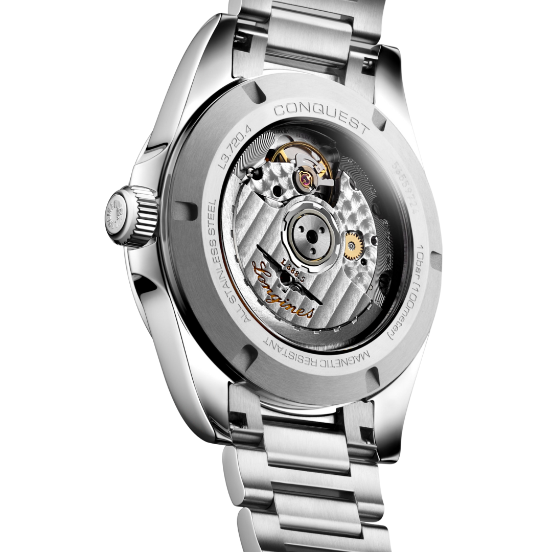 Il Longines Conquest L3.720.4.02.6 è un orologio automatico da 38 mm con cassa e bracciale in acciaio inossidabile, caratterizzato da un elegante quadrante verde sunray con indici applicati e lancette argentate luminescenti Swiss Super-LumiNova® per una leggibilità ottimale in ogni condizione di luce. Dotato di movimento automatico calibro L888, con bilanciere-spirale in silicio monocristallino, offre funzioni di ore, minuti, secondi e datario, con una riserva di carica di circa 72 ore. Il vetro z