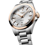 Dettaglio del quadrante argenté del Longines Conquest L33205726 che mostra lancette rosa sottili, indici applicati e finiture con effetto sunray.