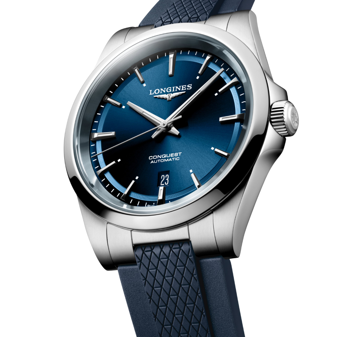 Dettaglio del quadrante blu sunray del Longines Conquest L38304929 che mostra indici applicati, lancette lucide con Super-LumiNova e datario a ore 3.