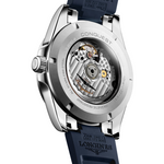 Load image into Gallery viewer, Vista laterale del Longines Conquest L38304929 evidenziando la cassa in acciaio inox con corona a vite, bracciale in caucciù blu con chiusura deployante e vetro zaffiro antigraffio.
