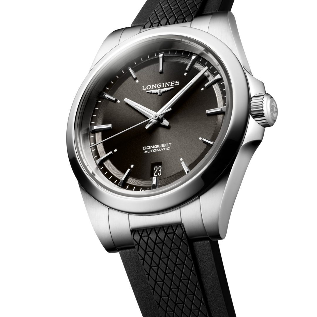 Dettaglio del quadrante nero sunray del Longines Conquest L37204529 che mostra lancette argentate lucide con rivestimento Super-LumiNova e indici applicati in rilievo.