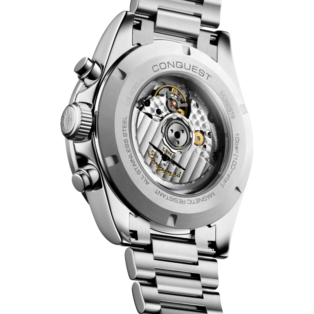 Cassa rotonda in acciaio inox da 42 mm con lunetta in ceramica nera girevole unidirezionale, vetro zaffiro antigraffio multistrato e corona a vite del Longines Conquest Chronograph