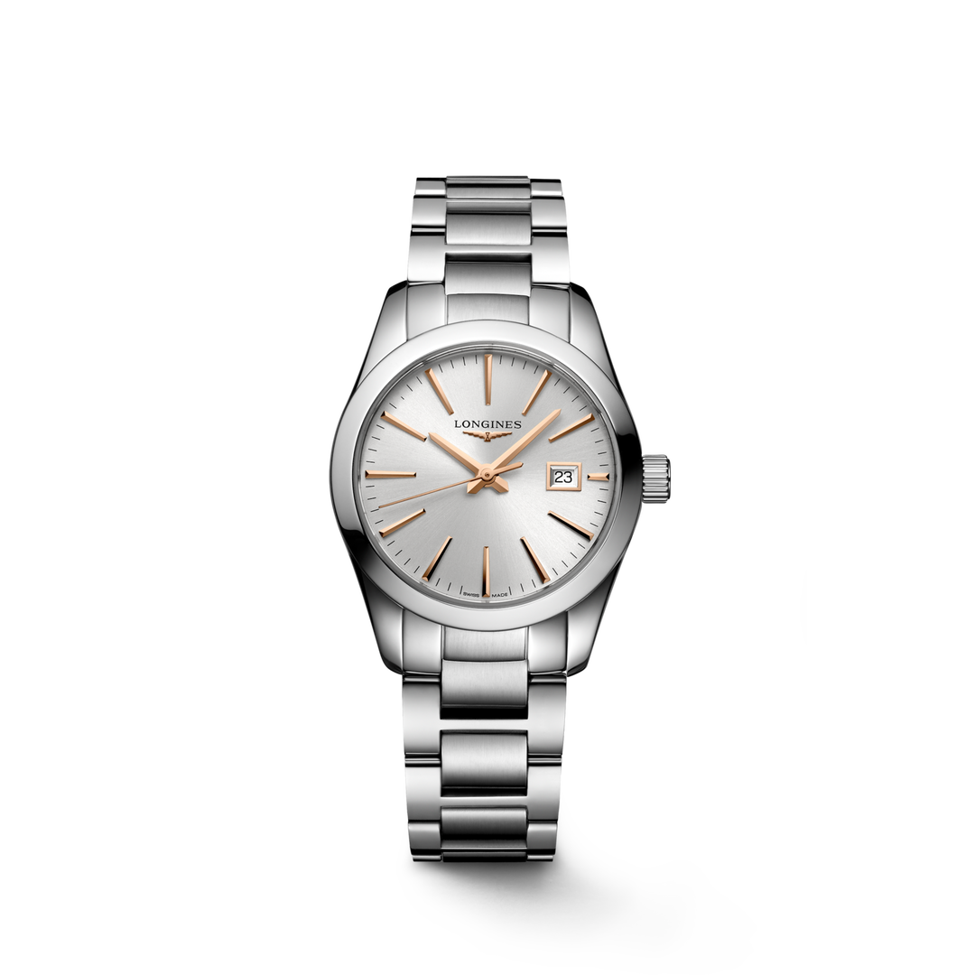 Il&nbsp;Longines Conquest Classic L2.286.4.72.6&nbsp;è un orologio al quarzo da donna con cassa in acciaio inossidabile da 29,5 mm e quadrante argento a raggi di sole, impreziosito da indici applicati e lancette rosa che conferiscono un tocco elegante e raffinato. Dotato di movimento Swiss Made calibro L152 con funzione End of Life (E.O.L.) e batteria RENATA 364, offre funzioni di ore, minuti, secondi e datario. Il vetro zaffiro bombato antigraffio con trattamento antiriflesso multistrato sul lato interno a