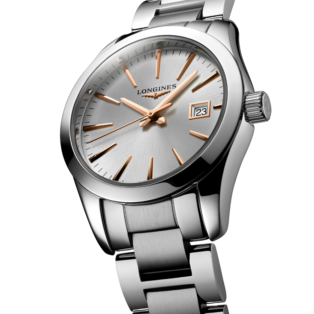 Il&nbsp;Longines Conquest Classic L2.286.4.72.6&nbsp;è un orologio al quarzo da donna con cassa in acciaio inossidabile da 29,5 mm e quadrante argento a raggi di sole, impreziosito da indici applicati e lancette rosa che conferiscono un tocco elegante e raffinato. Dotato di movimento Swiss Made calibro L152 con funzione End of Life (E.O.L.) e batteria RENATA 364, offre funzioni di ore, minuti, secondi e datario. Il vetro zaffiro bombato antigraffio con trattamento antiriflesso multistrato sul lato interno a