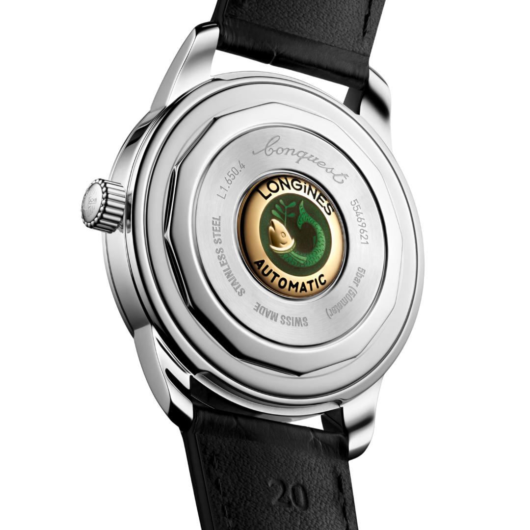 Vista laterale del Longines Conquest Heritage L16504022 con cassa in acciaio inox, cinturino in pelle nera e fondello avvitato con medaglione in oro 18 carati.
