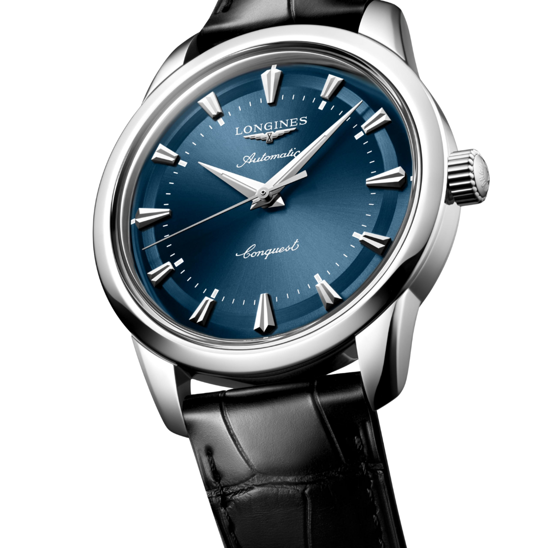 Dettaglio del quadrante blu lucido del Longines Conquest Heritage L16504922 con indici applicati e lancette sottili in acciaio, evidenziando finiture eleganti.