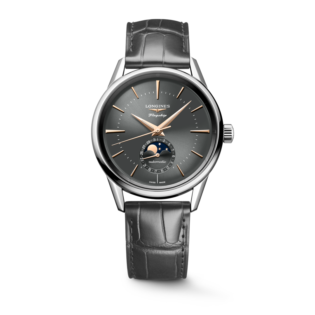 Il&nbsp;Longines Flagship Heritage Moonphase L4.815.4.52.2&nbsp;è un elegante orologio automatico da uomo con cassa in acciaio inossidabile da 38,5 mm e quadrante sunray anthracite arricchito da indici applicati e lancette rosa luminescenti Swiss Super-LumiNova®. Movimento meccanico automatico calibro L899, con frequenza di 25.200 alternanze orarie, dotato di bilanciere-spirale in silicio monocristallino e riserva di carica di circa 72 ore. Offre funzioni di ore, minuti, secondi, data indicata da una piccol