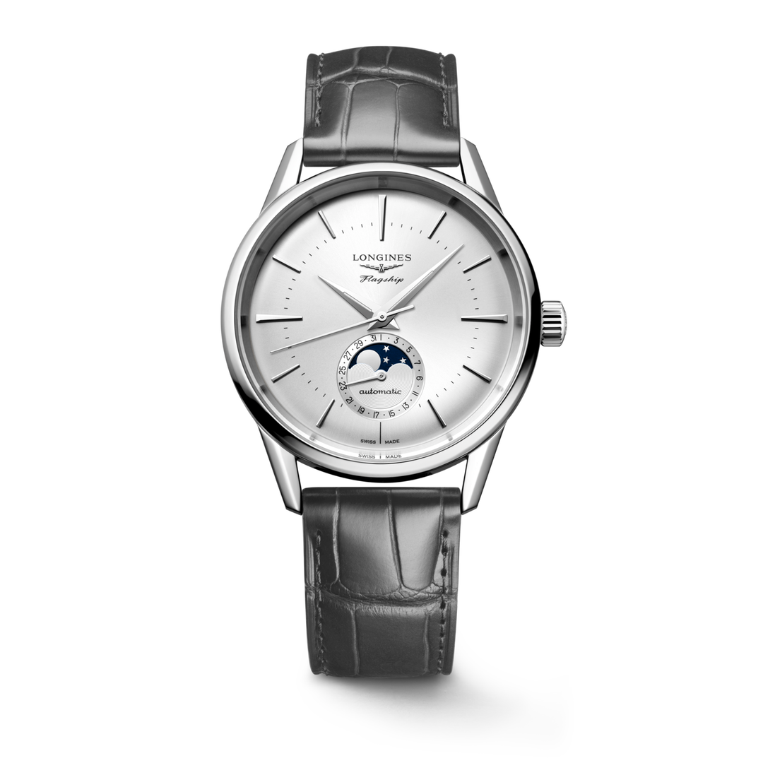 Quadrante argento a raggi di sole con indici applicati, lancette argentate lucide e indicatore delle fasi lunari a ore 6 dell'orologio Longines Flagship Heritage Moonphase