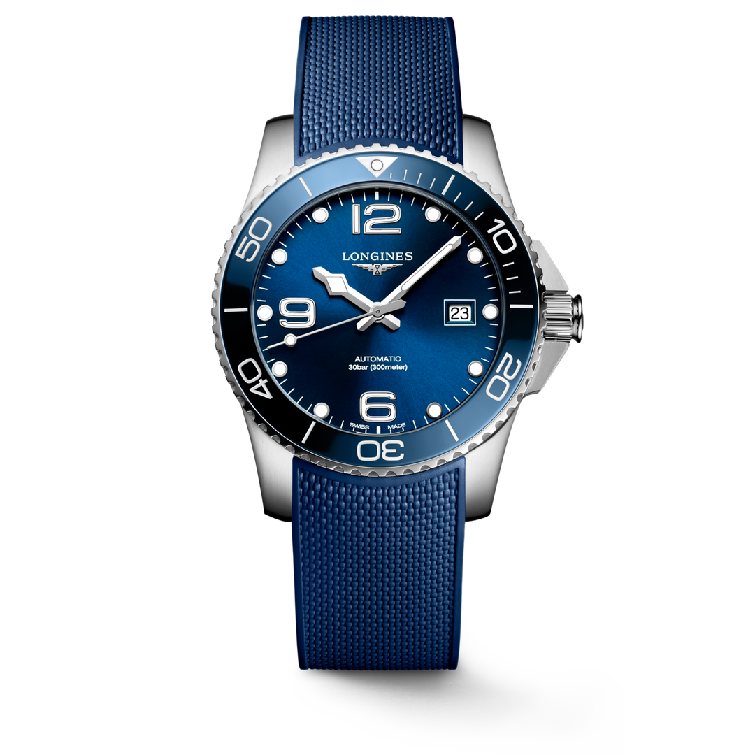 Il Longines HydroConquest L3.781.4.96.9 è un orologio automatico sportivo, progettato per chi cerca affidabilità e performance nelle attività acquatiche. Presenta una cassa in acciaio inossidabile da 41 mm con lunetta in ceramica e quadrante blu a raggi di sole, impreziosito da numeri arabi e indici applicati con luminescenza Swiss Super-LumiNova®. Il cinturino in caucciù blu assicura comfort e robustezza, completato da una chiusura déployante a doppia sicurezza. Il movimento automatico calibro L888 garanti