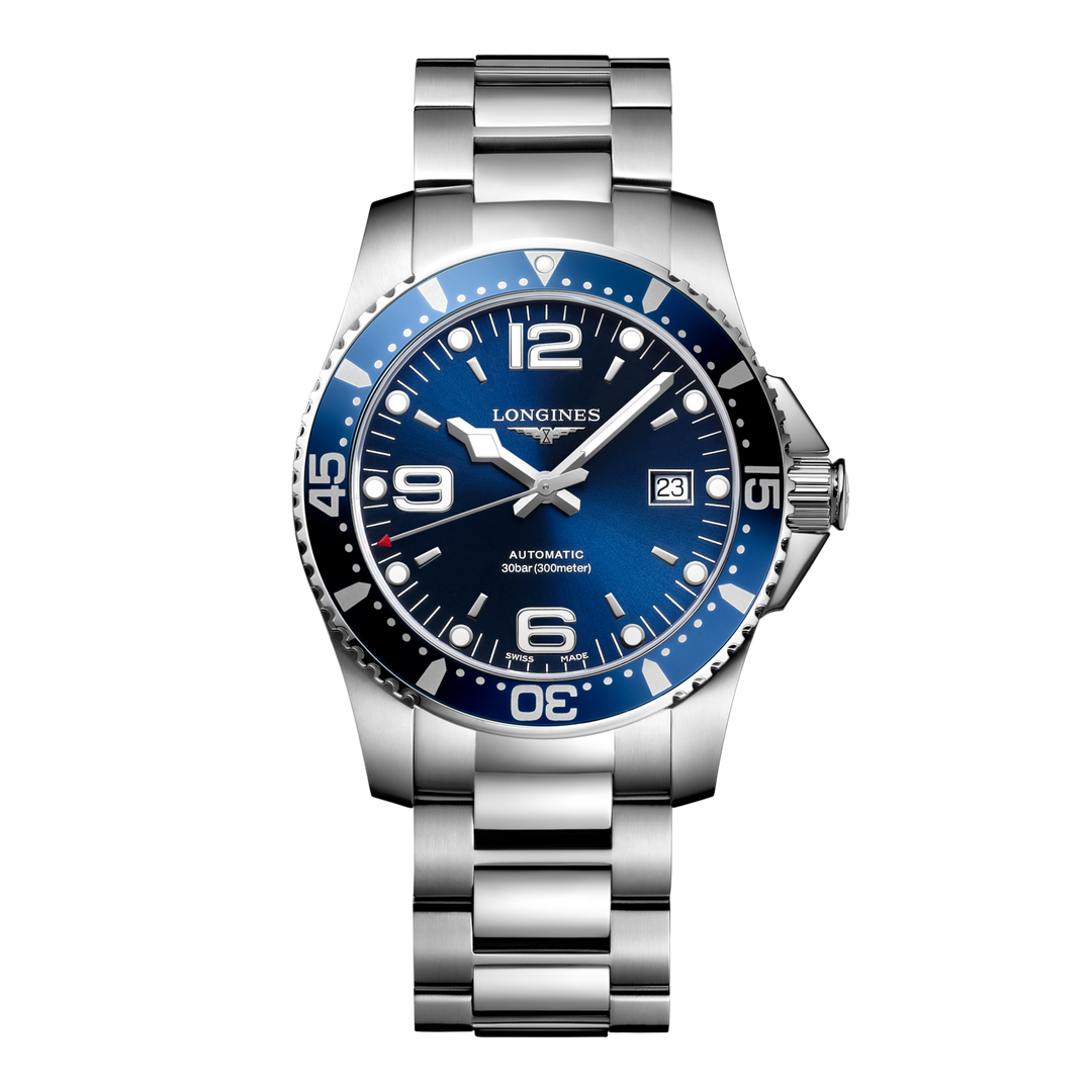 Quadrante nero a raggi di sole con numeri arabi luminosi a ore 6, 9 e 12, indici applicati e lancette argentate lucide con rivestimento Swiss Super-LumiNova® dell'orologio Longines HydroConquest