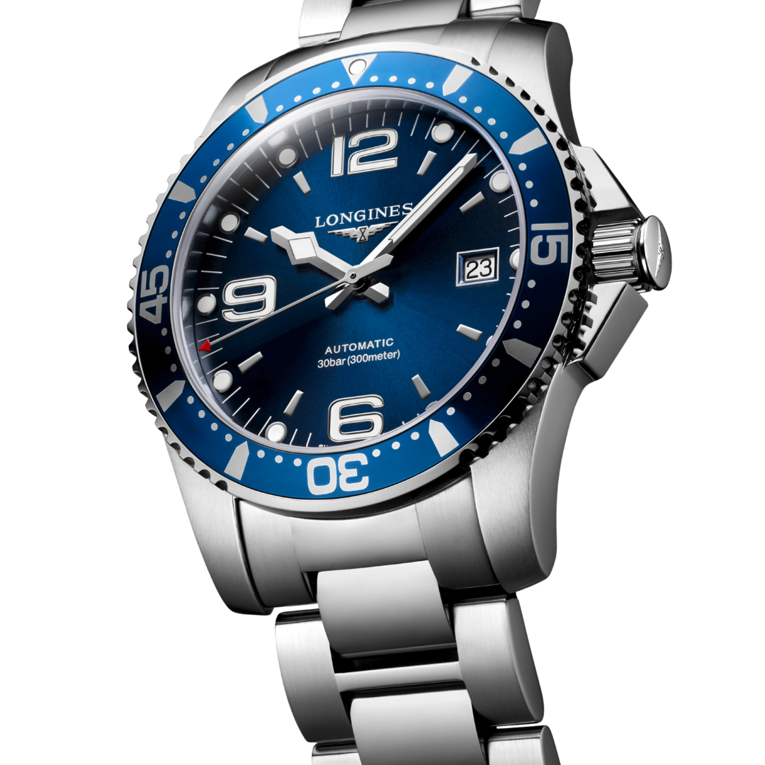 Cassa rotonda in acciaio inox da 41 mm con lunetta in ceramica nera girevole unidirezionale, vetro zaffiro antigraffio multistrato con trattamento antiriflesso e corona a vite del Longines HydroConquest