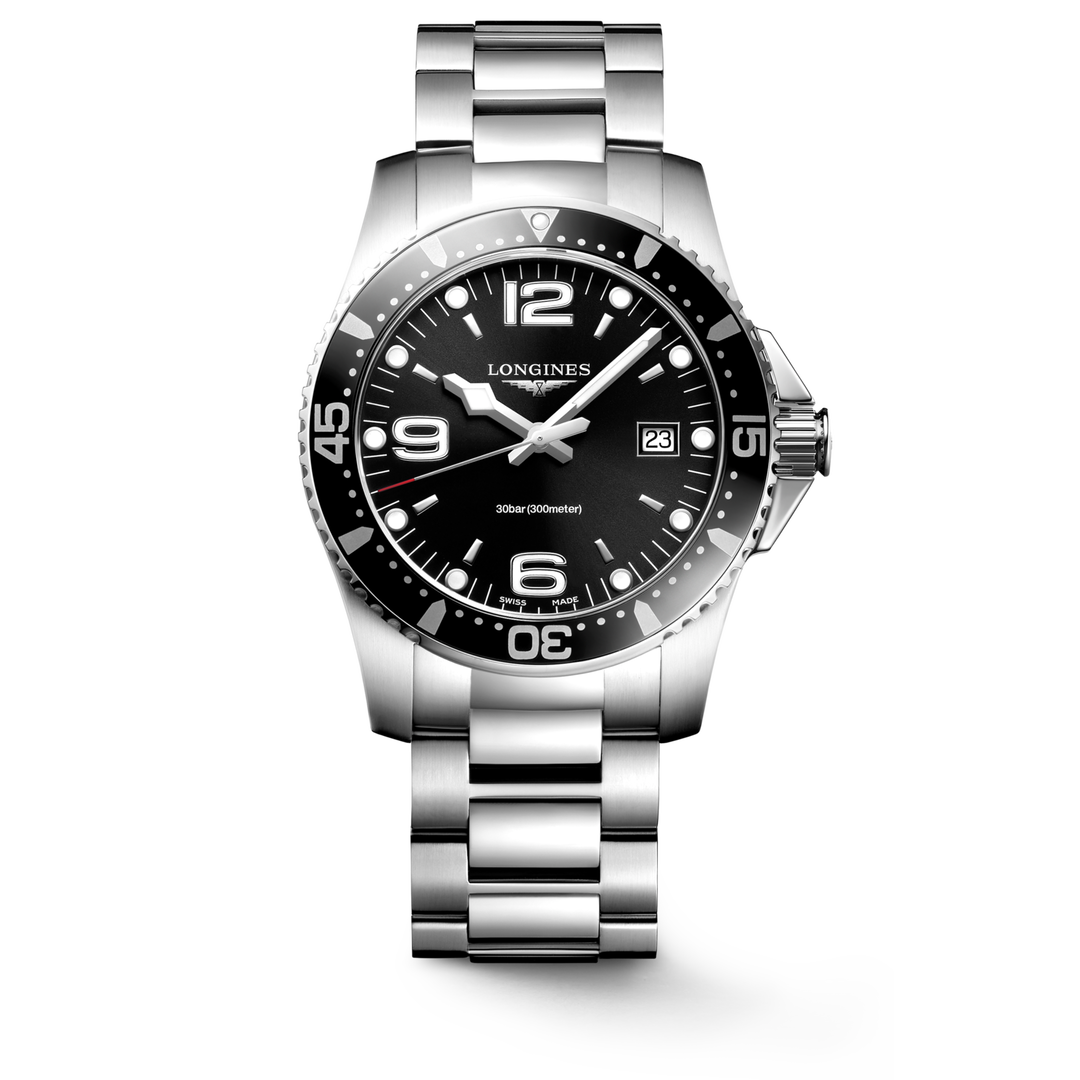 Quadrante nero opaco con numeri arabi e indici applicati luminosi, lancette argentate lucide con rivestimento Swiss Super-LumiNova® dell'orologio Longines HydroConquest quarzo