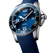 Il Longines HydroConquest L3.781.4.96.9 è un orologio automatico sportivo, progettato per chi cerca affidabilità e performance nelle attività acquatiche. Presenta una cassa in acciaio inossidabile da 41 mm con lunetta in ceramica e quadrante blu a raggi di sole, impreziosito da numeri arabi e indici applicati con luminescenza Swiss Super-LumiNova®. Il cinturino in caucciù blu assicura comfort e robustezza, completato da una chiusura déployante a doppia sicurezza. Il movimento automatico calibro L888 garanti