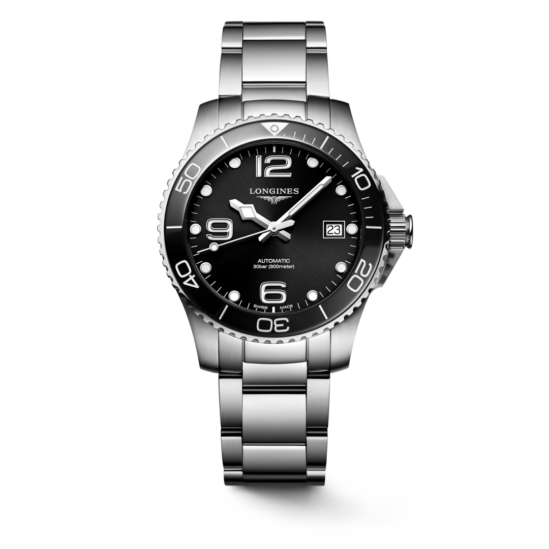 Quadrante nero a raggi di sole con numeri arabi e indici applicati, lancette dorate e Swiss Super-LumiNova® dell'orologio Longines HydroConquest