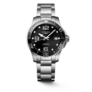 Quadrante nero a raggi di sole con numeri arabi e indici applicati, lancette dorate e Swiss Super-LumiNova® dell'orologio Longines HydroConquest