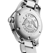 Cassa rotonda in acciaio inox da 43 mm con lunetta in ceramica nera girevole unidirezionale, vetro zaffiro antigraffio multistrato e corona a vite del Longines HydroConquest