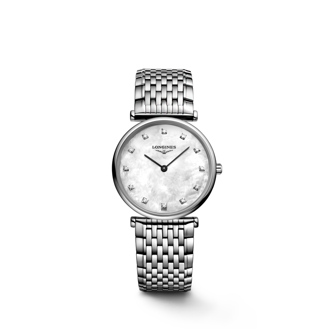 Il Longines La Grande Classique L4.512.4.87.6 è un orologio al quarzo da donna elegante e sottile con cassa in acciaio inossidabile da 29 mm e quadrante in madreperla bianca impreziosito da 12 diamanti Top Wesselton VS-SI, per un totale di 0,081 carati. Le lancette nere conferiscono un contrasto raffinato e garantiscono ottima leggibilità. Il movimento Swiss Made calibro L420 alimenta le funzioni di ore e minuti. Il vetro zaffiro antigraffio e il bracciale in acciaio con chiusura déployante a tripla sicurez