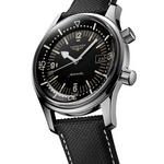 Load image into Gallery viewer, Il&nbsp;Longines Legend Diver L3.774.4.50.0&nbsp;è un orologio automatico dal design iconico, ispirato agli strumenti subacquei classici. La cassa in acciaio inossidabile da 42 mm ospita un quadrante nero laccato lucido con numeri arabi e indici dipinti, impreziosito da lancette argentate luminescenti Swiss Super-LumiNova®, che garantiscono una leggibilità ottimale anche in condizioni di scarsa illuminazione. Dotato di lunetta interna girevole protetta da manipolazioni accidentali e corona a vite, questo se
