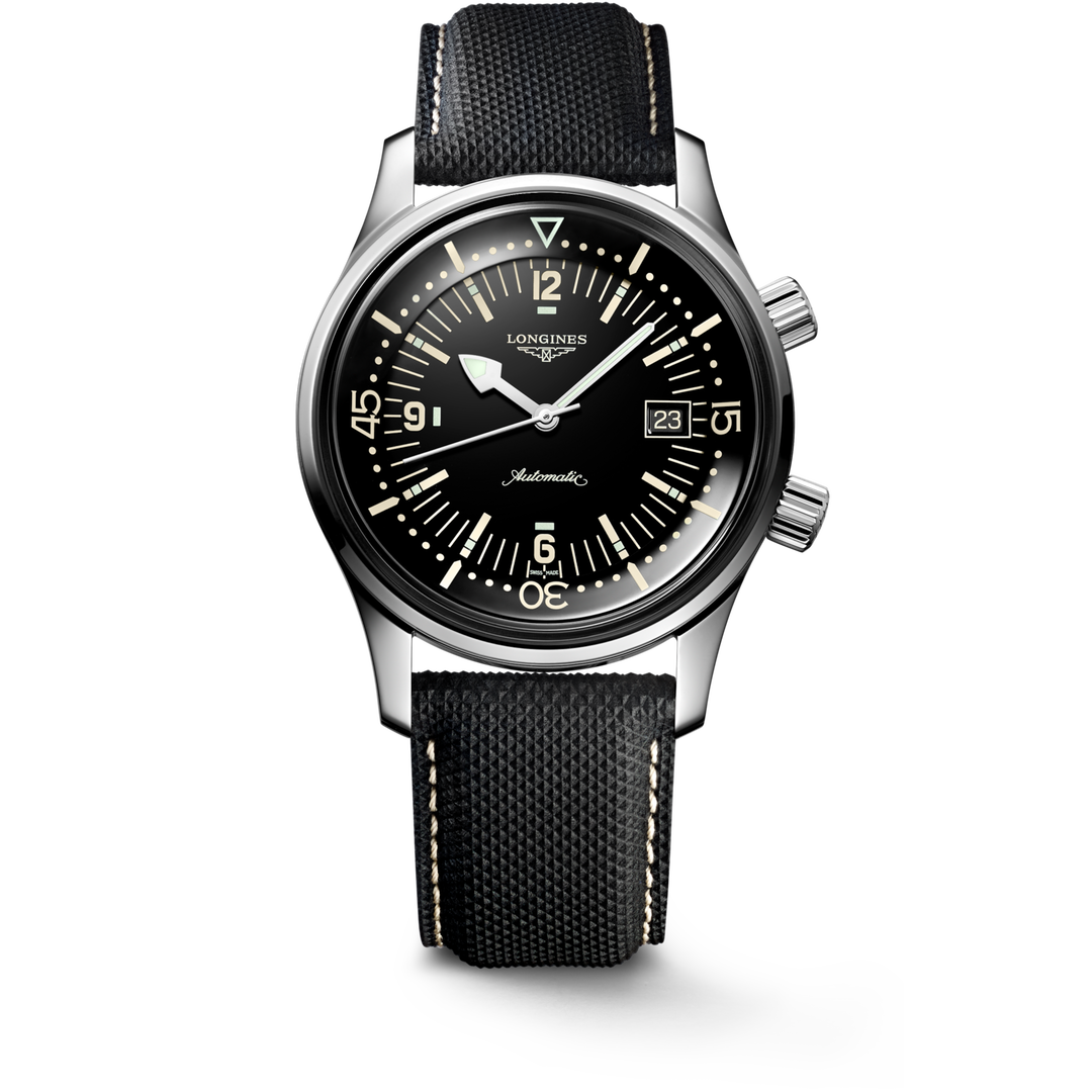 Il&nbsp;Longines Legend Diver L3.774.4.50.0&nbsp;è un orologio automatico dal design iconico, ispirato agli strumenti subacquei classici. La cassa in acciaio inossidabile da 42 mm ospita un quadrante nero laccato lucido con numeri arabi e indici dipinti, impreziosito da lancette argentate luminescenti Swiss Super-LumiNova®, che garantiscono una leggibilità ottimale anche in condizioni di scarsa illuminazione. Dotato di lunetta interna girevole protetta da manipolazioni accidentali e corona a vite, questo se