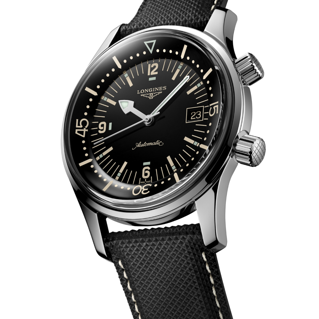 Il&nbsp;Longines Legend Diver L3.774.4.50.0&nbsp;è un orologio automatico dal design iconico, ispirato agli strumenti subacquei classici. La cassa in acciaio inossidabile da 42 mm ospita un quadrante nero laccato lucido con numeri arabi e indici dipinti, impreziosito da lancette argentate luminescenti Swiss Super-LumiNova®, che garantiscono una leggibilità ottimale anche in condizioni di scarsa illuminazione. Dotato di lunetta interna girevole protetta da manipolazioni accidentali e corona a vite, questo se