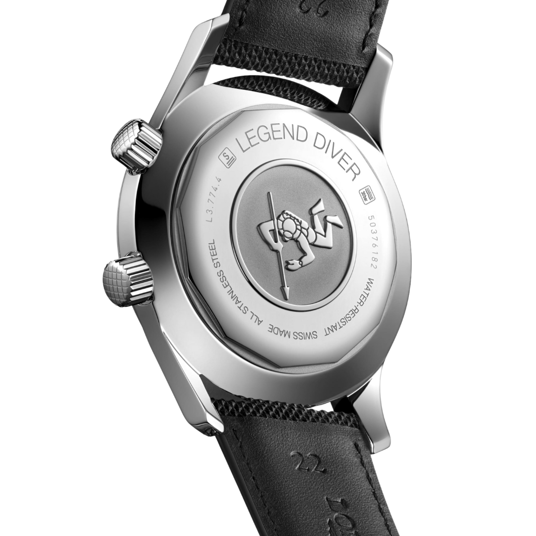 Il&nbsp;Longines Legend Diver L3.774.4.50.0&nbsp;è un orologio automatico dal design iconico, ispirato agli strumenti subacquei classici. La cassa in acciaio inossidabile da 42 mm ospita un quadrante nero laccato lucido con numeri arabi e indici dipinti, impreziosito da lancette argentate luminescenti Swiss Super-LumiNova®, che garantiscono una leggibilità ottimale anche in condizioni di scarsa illuminazione. Dotato di lunetta interna girevole protetta da manipolazioni accidentali e corona a vite, questo se