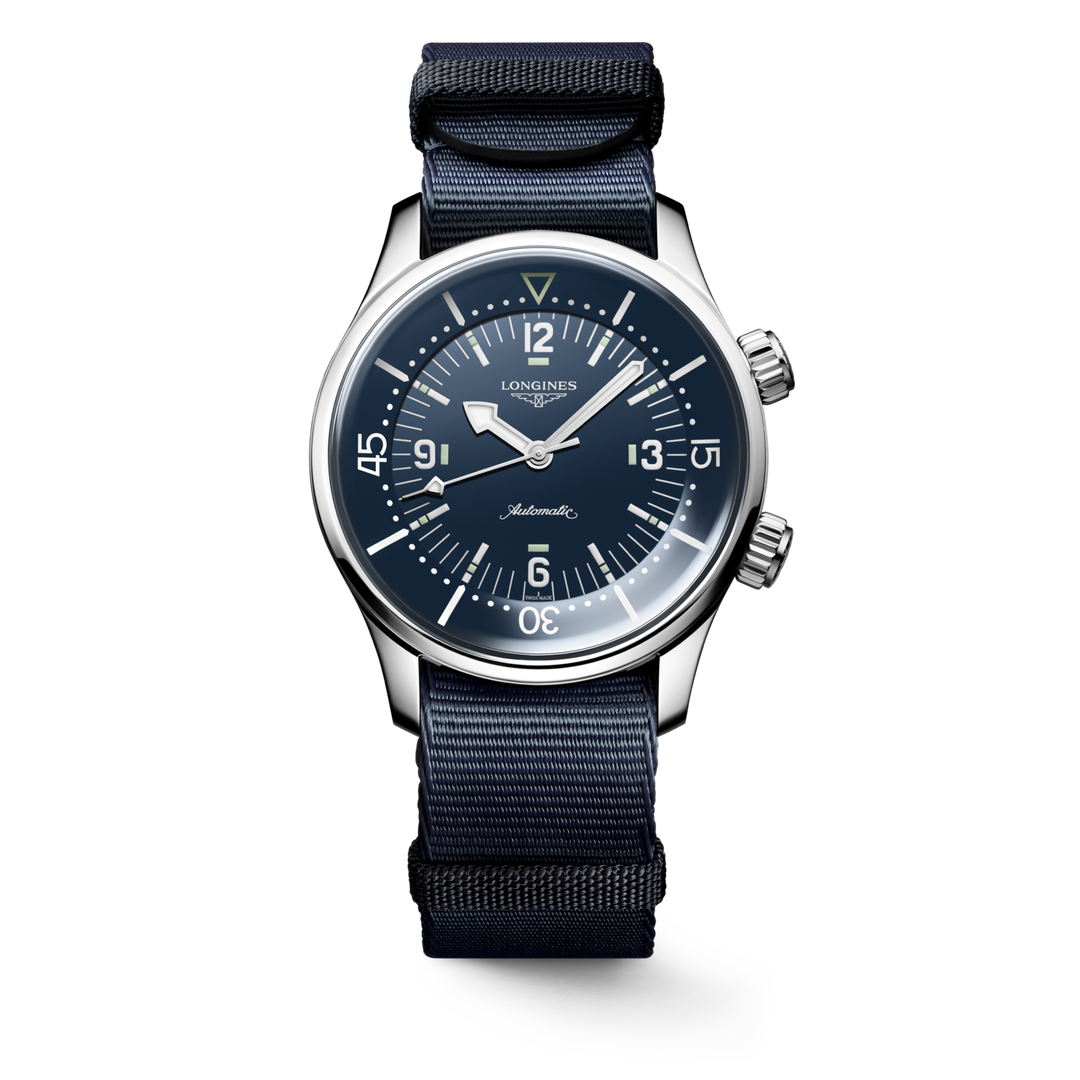 Quadrante nero opaco con indici luminescenti e numeri arabi a rilievo, lancette a freccia rodiate e luminescenti dell'orologio Longines Legend Diver 39 mm