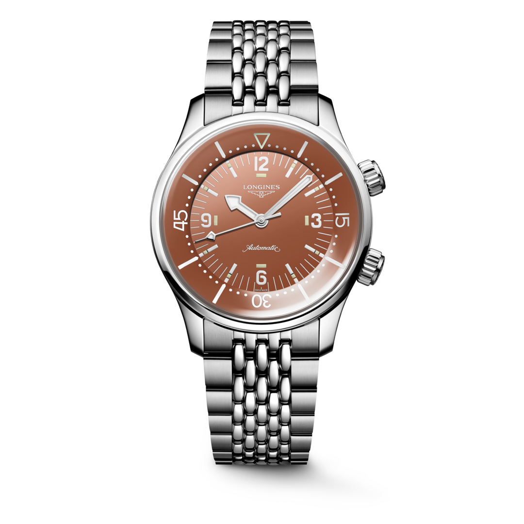 Il Longines Legend Diver L3.764.4.96.6 è un orologio automatico da 39 mm con cassa e bracciale in acciaio inossidabile, caratterizzato da un elegante quadrante terracotta con numeri arabi e indici dipinti, e lancette argentate luminescenti Swiss Super-LumiNova®. Equipaggiato con il calibro automatico L888 con bilanciere-spirale in silicio monocristallino, offre una riserva di carica di circa 72 ore. La lunetta interna girevole da sub e la corona a vite garantiscono un’impermeabilità fino a 300 metri. Il vet