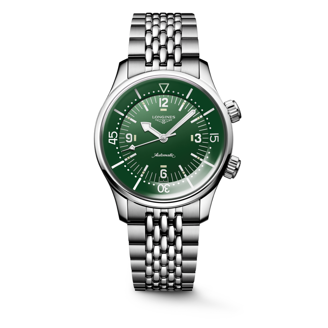 Il Longines Legend Diver L3.764.4.06.6 è un orologio automatico da 39 mm con cassa e bracciale in acciaio inossidabile, caratterizzato da un vibrante quadrante verde laccato lucido con numeri arabi e indici dipinti, e lancette argentate luminescenti Swiss Super-LumiNova®. Equipaggiato con il calibro automatico L888 con bilanciere-spirale in silicio monocristallino, offre una riserva di carica di circa 72 ore ed è certificato cronometro (COSC) e conforme allo standard ISO 6425 per gli orologi subacquei. Con 