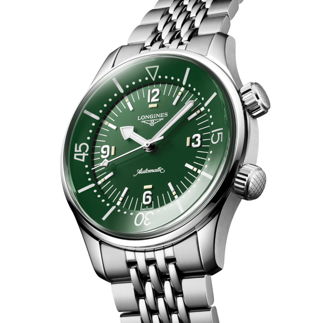 Il Longines Legend Diver L3.764.4.06.6 è un orologio automatico da 39 mm con cassa e bracciale in acciaio inossidabile, caratterizzato da un vibrante quadrante verde laccato lucido con numeri arabi e indici dipinti, e lancette argentate luminescenti Swiss Super-LumiNova®. Equipaggiato con il calibro automatico L888 con bilanciere-spirale in silicio monocristallino, offre una riserva di carica di circa 72 ore ed è certificato cronometro (COSC) e conforme allo standard ISO 6425 per gli orologi subacquei. Con 