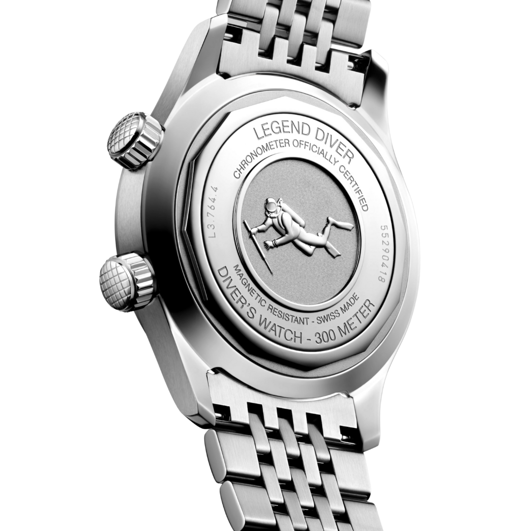 Il Longines Legend Diver L3.764.4.06.6 è un orologio automatico da 39 mm con cassa e bracciale in acciaio inossidabile, caratterizzato da un vibrante quadrante verde laccato lucido con numeri arabi e indici dipinti, e lancette argentate luminescenti Swiss Super-LumiNova®. Equipaggiato con il calibro automatico L888 con bilanciere-spirale in silicio monocristallino, offre una riserva di carica di circa 72 ore ed è certificato cronometro (COSC) e conforme allo standard ISO 6425 per gli orologi subacquei. Con 