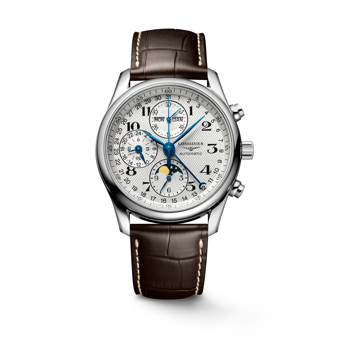 Il&nbsp;Longines Master Collection Chronograph L2.673.4.78.3&nbsp;è un raffinato orologio automatico da uomo con cassa in acciaio da 40 mm, dotato di quadrante argento grains d’orge con numeri arabi dipinti e lancette in acciaio azzurrato. Equipaggiato con movimento meccanico a carica automatica Longines L687 e riserva di carica di circa 66 ore, il segnatempo offre funzioni avanzate: cronografo a ruota a colonne, fasi lunari, datario centrale con lancetta a mezzaluna, indicatori giorno/settimana, piccoli se
