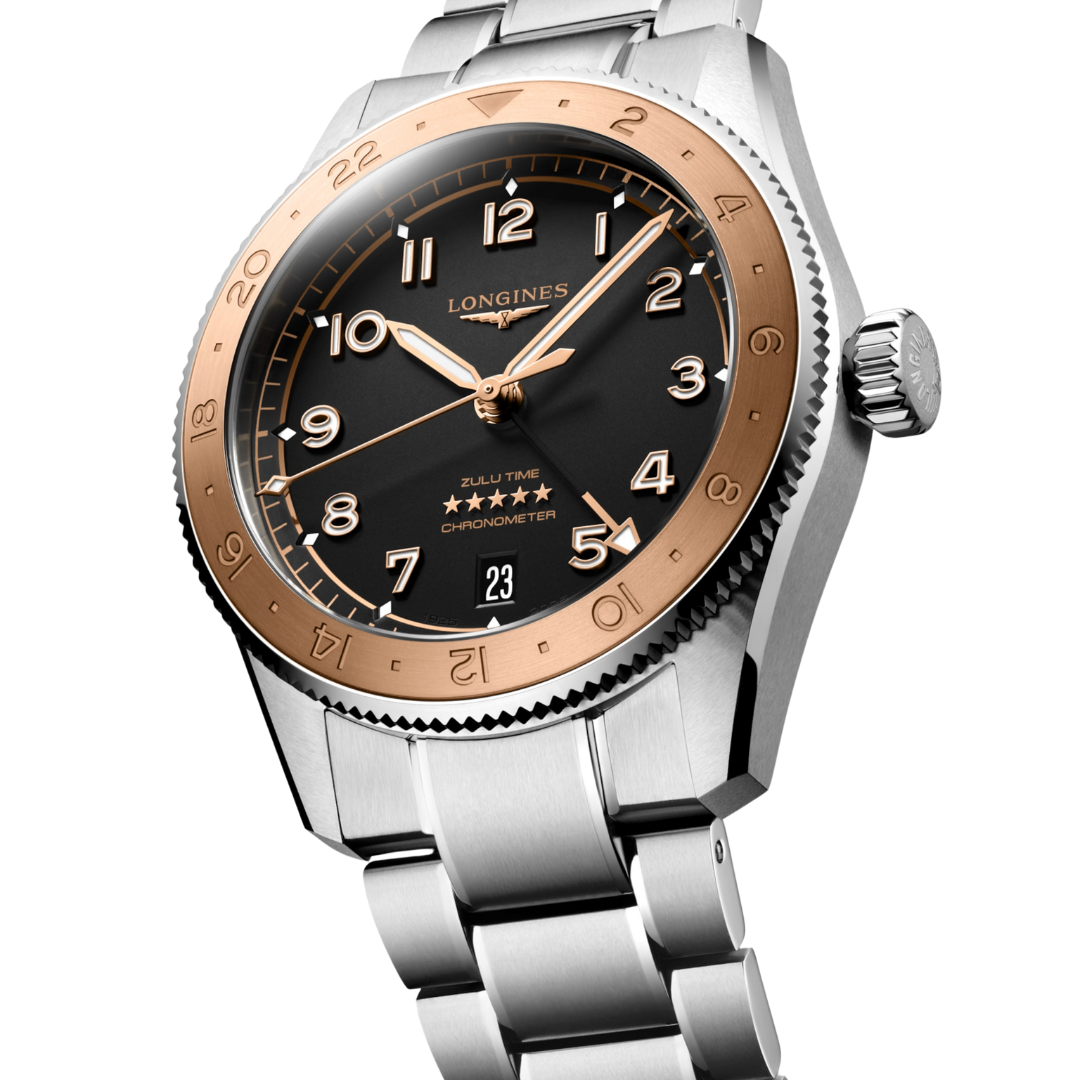 Dettaglio del quadrante argenté del Longines Master Collection L38035536 che mostra lancette blu sottili, numeri romani e la texture flinqué elegante.