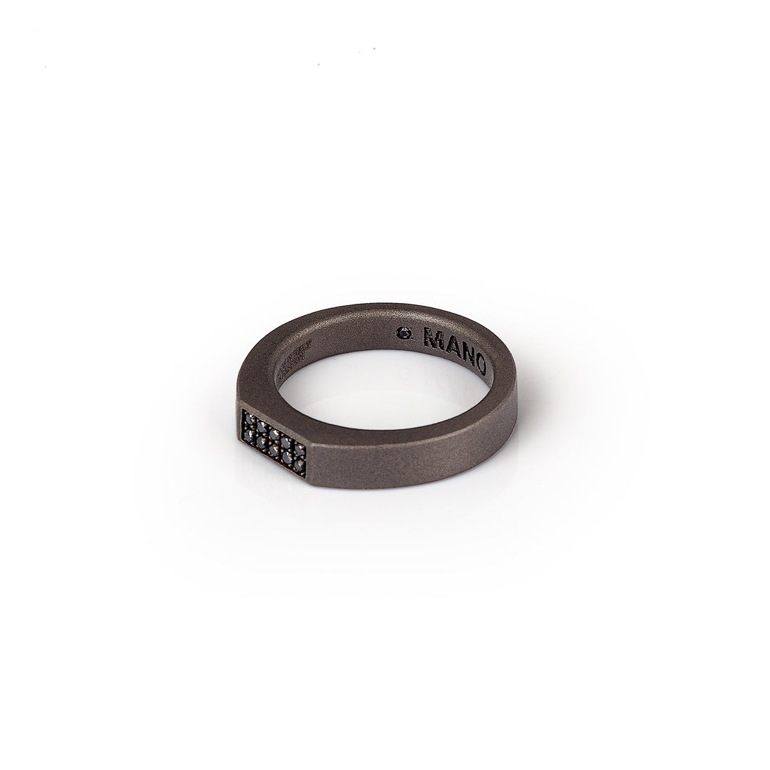 MANO|J Anello in titanio e diamanti black MINANTBFE_24