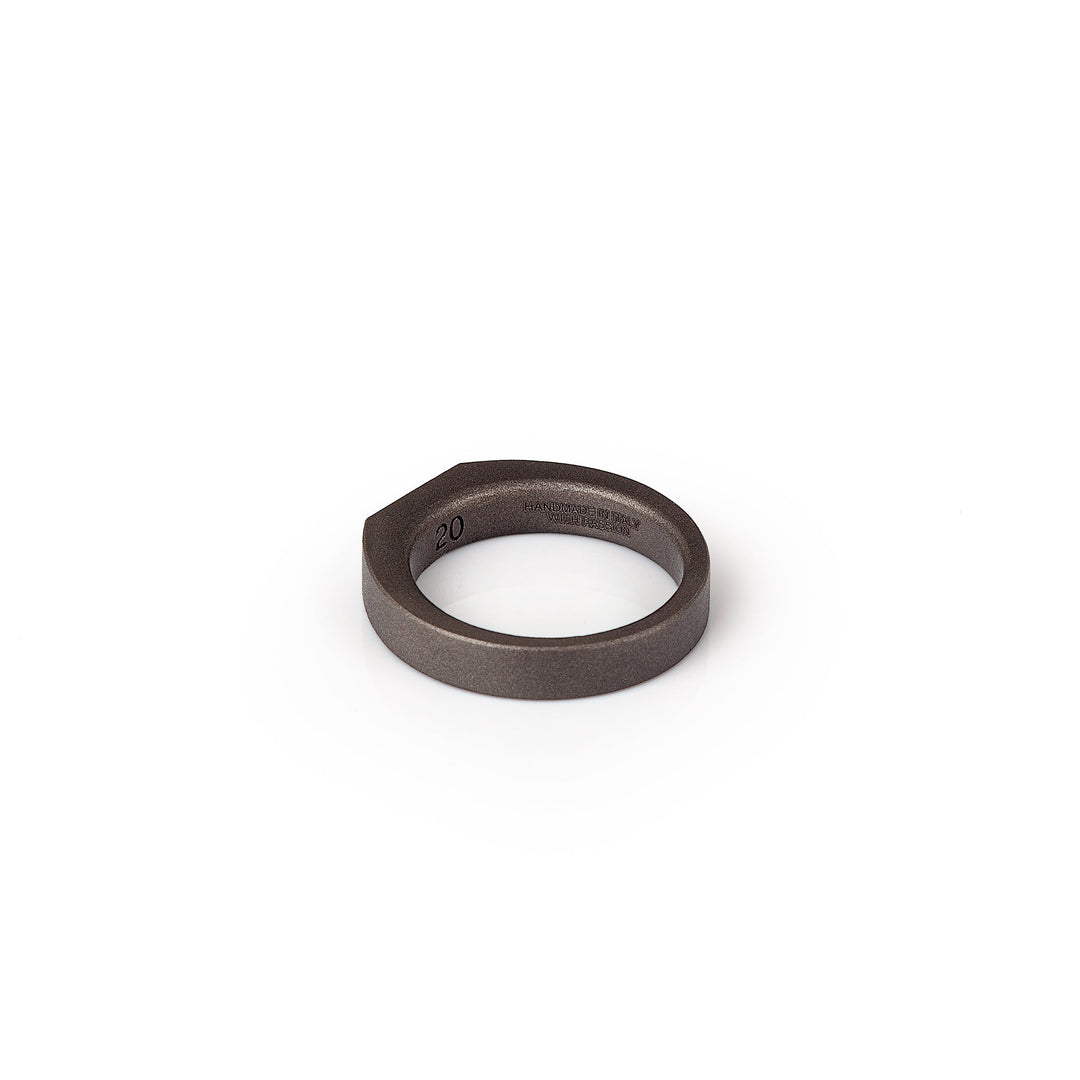 MANO|J Anello in titanio e diamanti black MINANTBFE_24