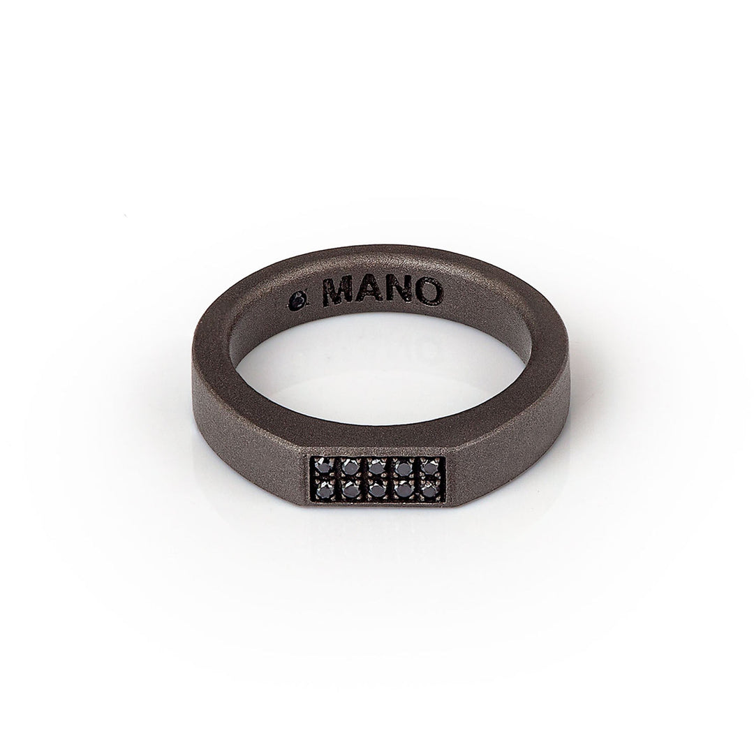 MANO|J Anello in titanio e diamanti black MINANTBFE_24