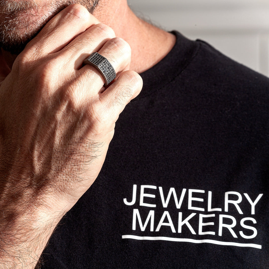 MANO|J Anello in titanio incassato con diamanti black MINANTBMUT_21